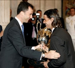 El tenista Rafael Nadal recibe de manos de Su Alteza Real el Príncipe de Asturias el premio Don Felipe de Borbón al mejor deportista español