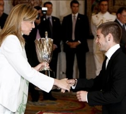 La Infanta Cristina entrega el Premio Infanta de España Doña Cristina al campeón del mundo de motociclismo de 125 cc., Alvaro Bautista