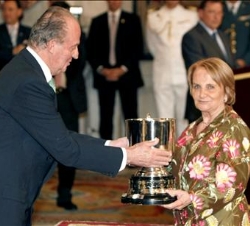 Don Juan Carlos entrega el Premio Consejo Superior de Deportes al Ayuntamiento de Gijón, que recogió la alcaldesa Paz Fernández Felgueroso