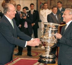 Su Majestad el Rey entrega la copa Stadium, uno de los Premios Nacionales del Deporte 2006, al presidente de la Agencia EFE, Alex Grijelmo