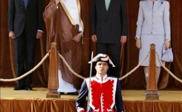 Sus Majestades los Reyes y Su Alteza Real el Príncipe de Asturias junto al rey de Arabia Saudí, Abdullah Bin Abdulaziz Al Saud, durante la bienvenida 