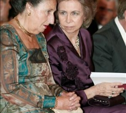 Su Majestad conversa con la Infanta Margarita durante la clausura de la Escuela Superior de Música de la Fundación Albéniz