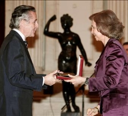 Doña Sofía entrega al presidente de la Fundación Caja Madrid, Miguel Blesa, la medalla de la Escuela Superior de Música de la Fundación Albéniz