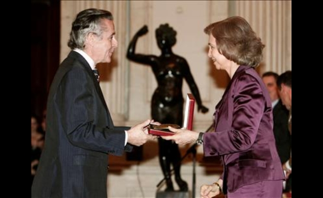 Doña Sofía entrega al presidente de la Fundación Caja Madrid, Miguel Blesa, la medalla de la Escuela Superior de Música de la Fundación Albéniz