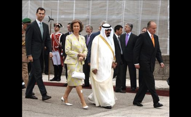 Sus Majestades los Reyes, acompañados por Su Alteza Real el Príncipe de Asturias, en el acto de despedida oficial en el Palacio de El Pardo de Su Maje