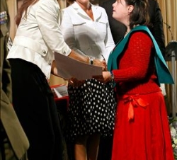 La Infanta Doña Elena entrega un diploma a la alumna Ana Ruiz