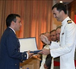 Don Felipe entrega su Diploma y Placa al número uno del Curso, el comandante del Ejército del Aire Francisco Javier Vidal
