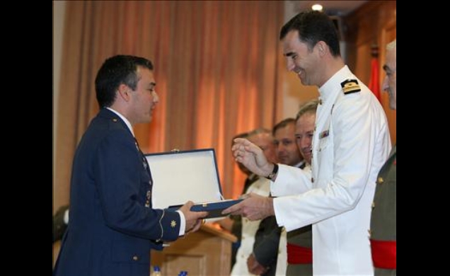Don Felipe entrega su Diploma y Placa al número uno del Curso, el comandante del Ejército del Aire Francisco Javier Vidal