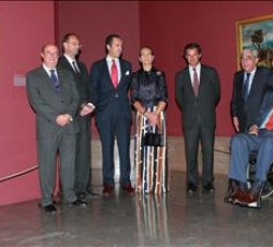 Doña Elena, acompañada por su esposo, Don Jaime de Marichalar, durante la inauguración de la muestra