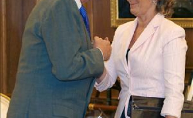 Don Juan Carlos saluda a la presidenta de la Comunidad de Madrid, Esperanza Aguirre