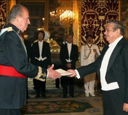 Su Majestad el Rey con el Embajador de la República del Ecuador