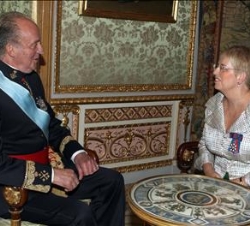 Su Majestad el Rey con la Embajadora del Reino Unido
