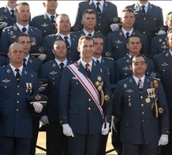 El Príncipe de Asturias con los nuevos sargentos en el acto de entrega de despachos