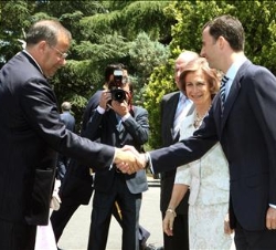 Don Felipe y Doña Sofía saludan en presencia de Su Majestad el Rey, al Presidente de la República de Estonia, Toomas Hendrik Ilves, a su llegada al Pa