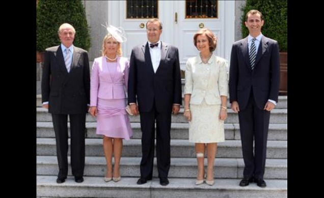 Sus Majestades los Reyes y Su Alteza Real el Príncipe de Asturias posan junto al presidente de la República de Estonia, Toomas Hendrik Ilves, y su esp