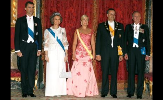 Sus Majestades los Reyes, acompañados por el Principe de Asturias, con el Presidente de la República de Estonia, Toomas Hendrik, y su esposa Evelin