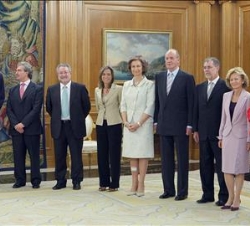 Sus Majestades, con el presidente del Gobierno, el ministro de Justicia, la directora general de los Registros y el Notariado, y los nuevos ministros 