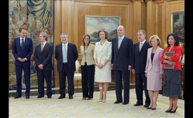 Sus Majestades, con el presidente del Gobierno, el ministro de Justicia, la directora general de los Registros y el Notariado, y los nuevos ministros 
