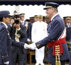 Don Juan Carlos entrega su Real Despacho a la teniente Olga Rúa, número Uno de la de la XV Promoción del Cuerpo de Especialistas de la Escala de Ofici