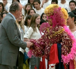 Don Juan Carlos saluda a una joven durante la recepción que ha ofrecido en el Palacio Real de El Pardo a los participantes del programa cultural "