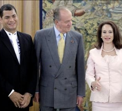 Don Juan Carlos, con el Presidente de Ecuador, Rafael Correa, y la Ministra de Relaciones Exteriores, Comercio e Integración de la República de Ecuado