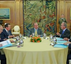 Don Juan Carlos, con los miembros del Patronato de Fondena, durante la reunión