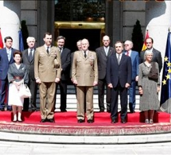 Don Juan Carlos, acompañado por el Príncipe de Asturias, junto al actual ministro de Defensa, José Antonio Alonso, a siete ex ministros de esta carter