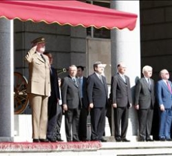 Su Majestad el Rey, acompañado por Su Alteza Real el Príncipe de Asturias, junto al actual ministro de Defensa, José Antonio Alonso y junto a siete ex