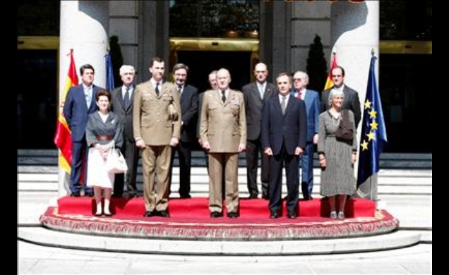 Don Juan Carlos, acompañado por el Príncipe de Asturias, junto al actual ministro de Defensa, José Antonio Alonso, a siete ex ministros de esta carter