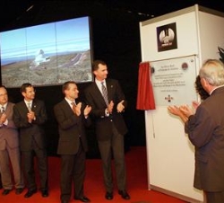 Descubrimiento de una placa conmemorativa por parte del Príncipe de Asturias