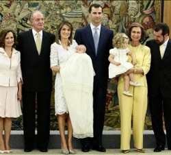 Sus Majestades los Reyes, los Príncipes de Asturias con sus hijas, las Infantas Doña Leonor y Doña Sofía, y los padres de la Princesa de Asturias, Doñ