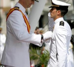 El Príncipe de Asturias condecora a uno de los númeos Uno, el teniente de Infantería de Marina Javier Hortal