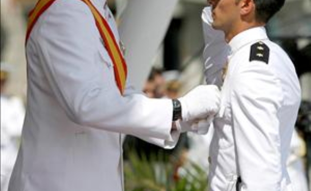 El Príncipe de Asturias condecora a uno de los númeos Uno, el teniente de Infantería de Marina Javier Hortal