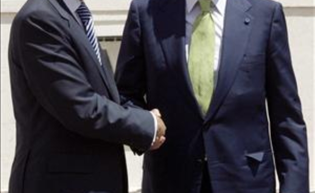 Don Juan Carlos con el Presidente Cavaco Silva, a su llegada al Palacio de Belém