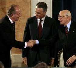 Su Majestad el Rey saluda al Presidente de Italia, Giorgio Napolitano, en presencia del Presidente de Portugal, Aníbal Cavaco Silva