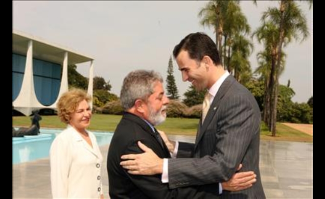 El Príncipe de Asturias saluda al Presidente de la República Federativa de Brasil, Luiz Inácio "Lula" da Silva, en presencia de su esposa, Marisa Letí