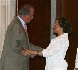 Don Juan Carlos recibe el saludo de la alcaldesa de Palma de Mallorca