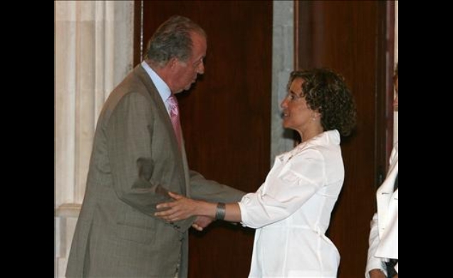 Don Juan Carlos recibe el saludo de la alcaldesa de Palma de Mallorca