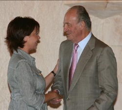 Don Juan Carlos recibe el saludo de la presidenta del Consell de Mallorca