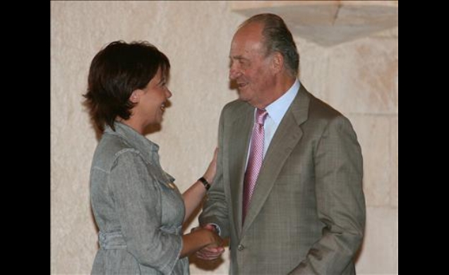 Don Juan Carlos recibe el saludo de la presidenta del Consell de Mallorca