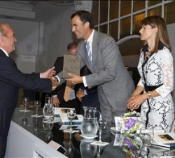 Don Felipe hace entrega del galardón a Francisco Pinto Balsemão, en presencia de la Princesa y del presidente de la Fundación Diario Madrid, Antonio F