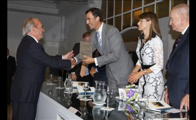 Don Felipe hace entrega del galardón a Francisco Pinto Balsemão, en presencia de la Princesa y del presidente de la Fundación Diario Madrid, Antonio F