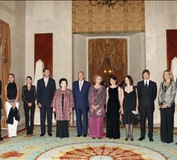 La Familia Real y los familiares de Rostropovich en el Salón Goya, durante el intermedio