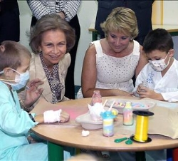 Doña Sofía y la presidenta de la Comunidad de Madrid con unos niños