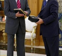 Don Juan Carlos recibe de manos del fiscal general del Estado la Memoria de la Fiscalía