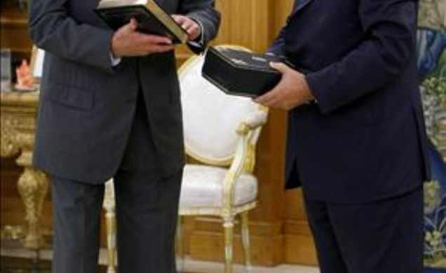 Don Juan Carlos recibe de manos del fiscal general del Estado la Memoria de la Fiscalía