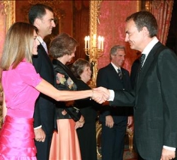 El presidente del gobierno, José Luis Rodríguez Zapatero, saluda a los miembros de la Familia Real y al Presidente de la República del Uruguay y su es