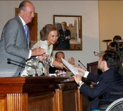 Doña Sofía saluda, en presencia de Don Juan Carlos, a uno de los nuevos secretarios de Embajada, tras recibir su despacho