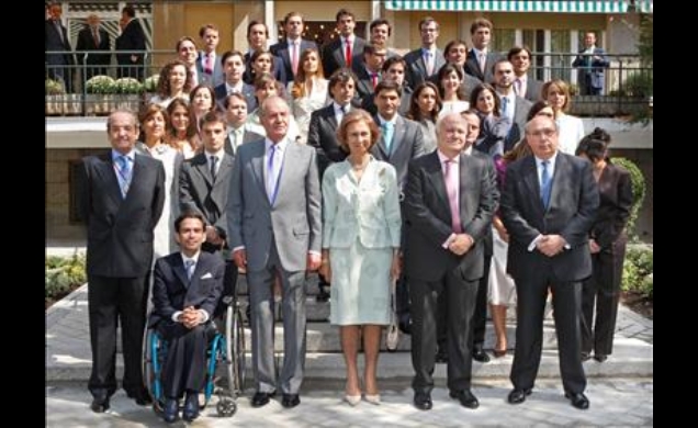 Fotografía de familia con la LXI Promoción de funcionarios de la Carrera Diplomática
