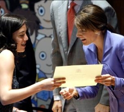 La Princesa entrega el diploma a una de las niñas ganadoras